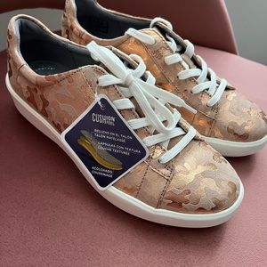 **NEW** Clarks Women’s Layton Pace Sneaker